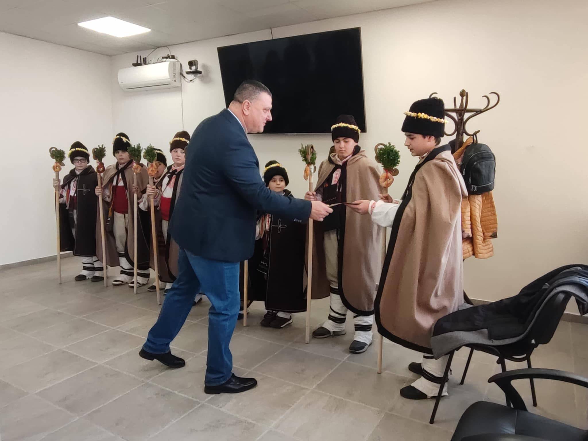 Кметът Росен Добрев и коледари